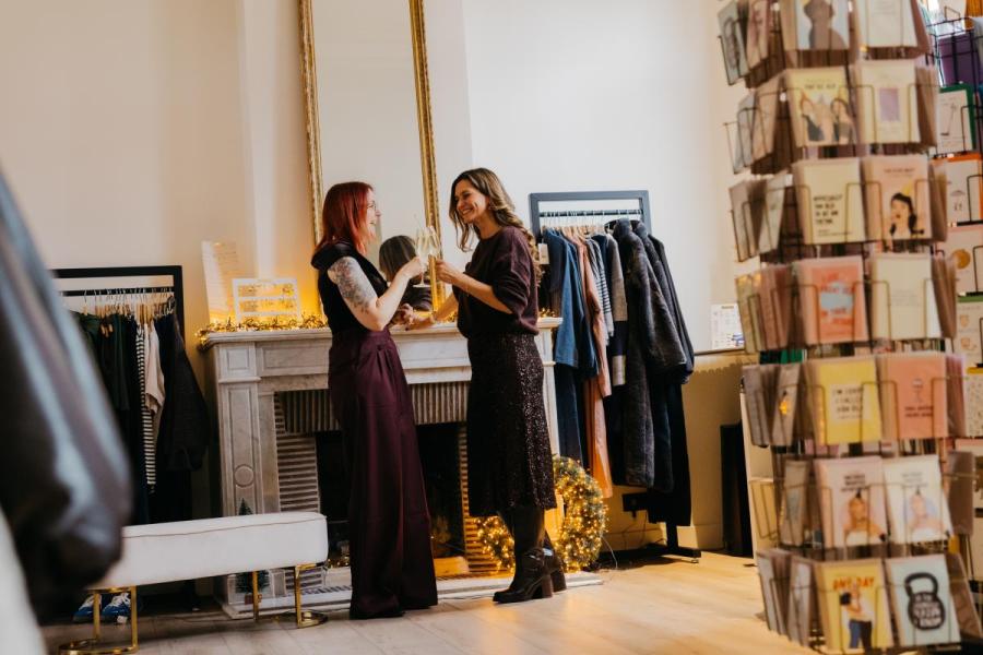 Lindy en Sophie in de winkel