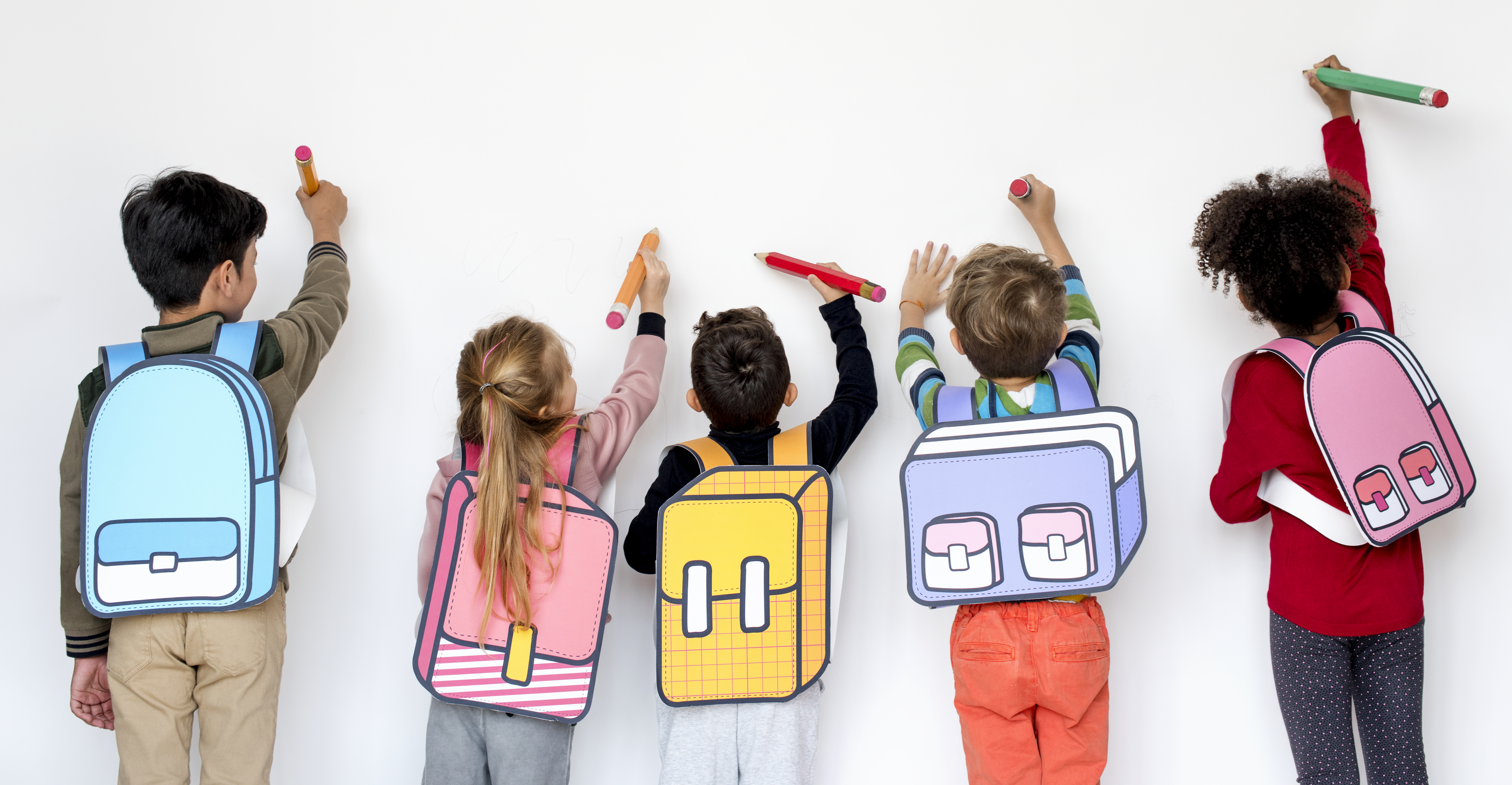 kinderen schrijven op een muur