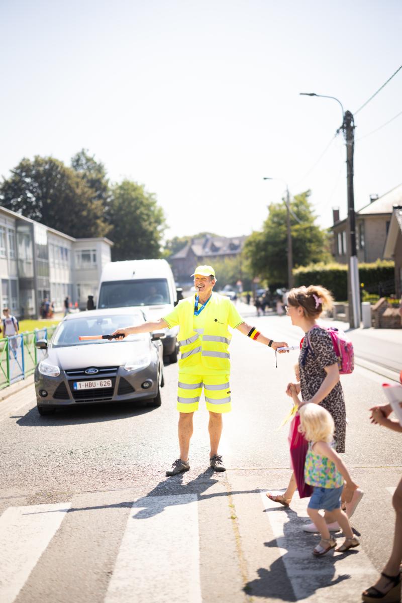 Gemachtigd opzichter Roland Cant staat aan de schoolpoorten in Halle. (c) Layla Aerts