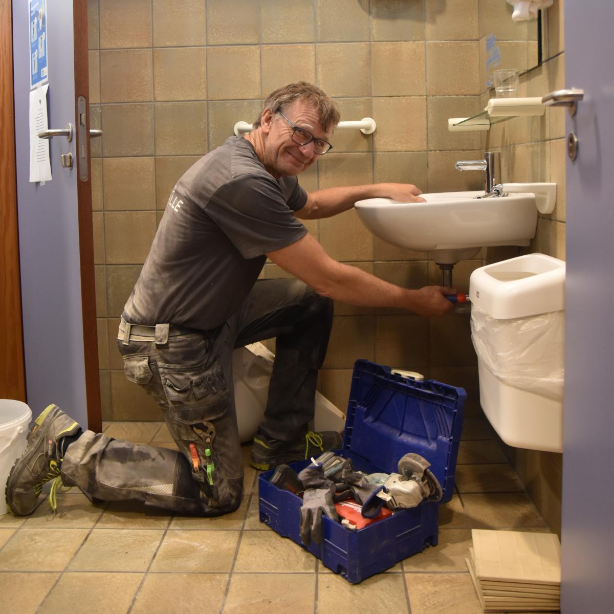 Loodgieter Jos aan het werk (c) stad Halle