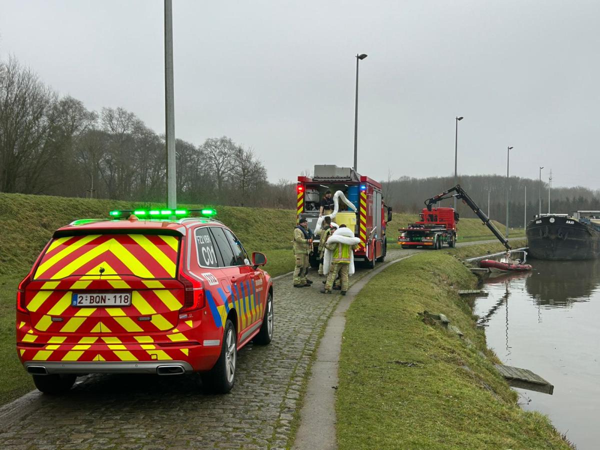 Olievlek langs Kanaal naar Charleroi