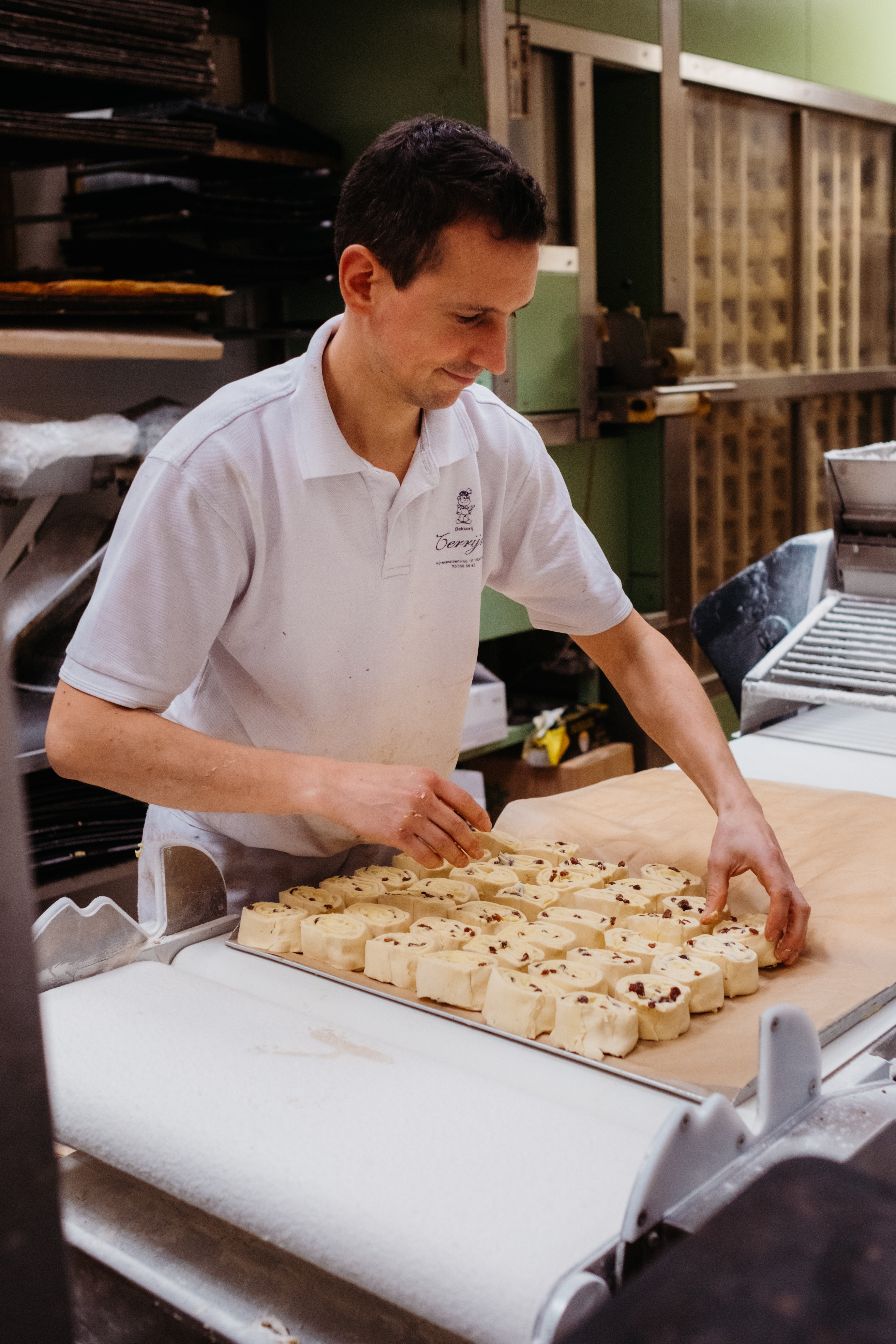 Dieter aan de slag in het atelier van bakkerij Terrijn.