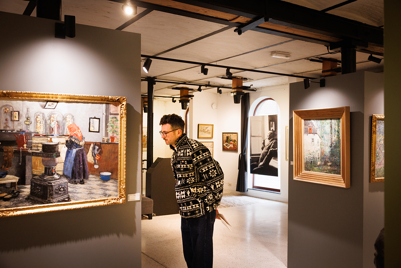 Bezoeker in expo "Louis Thevenet"