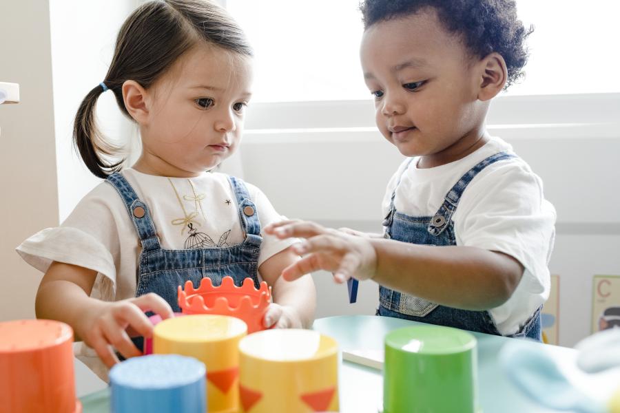 kleine kinderen spelen samen