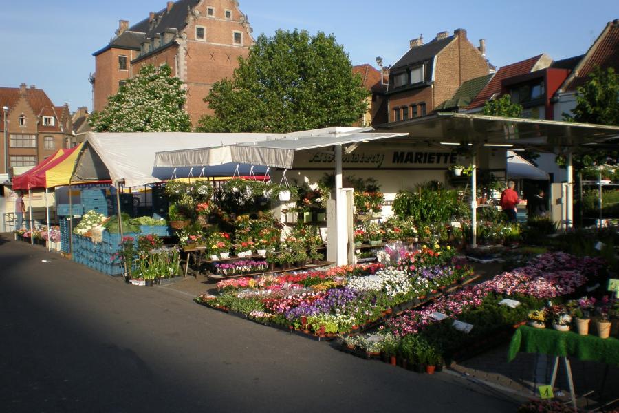 bloemenkraam op de markt