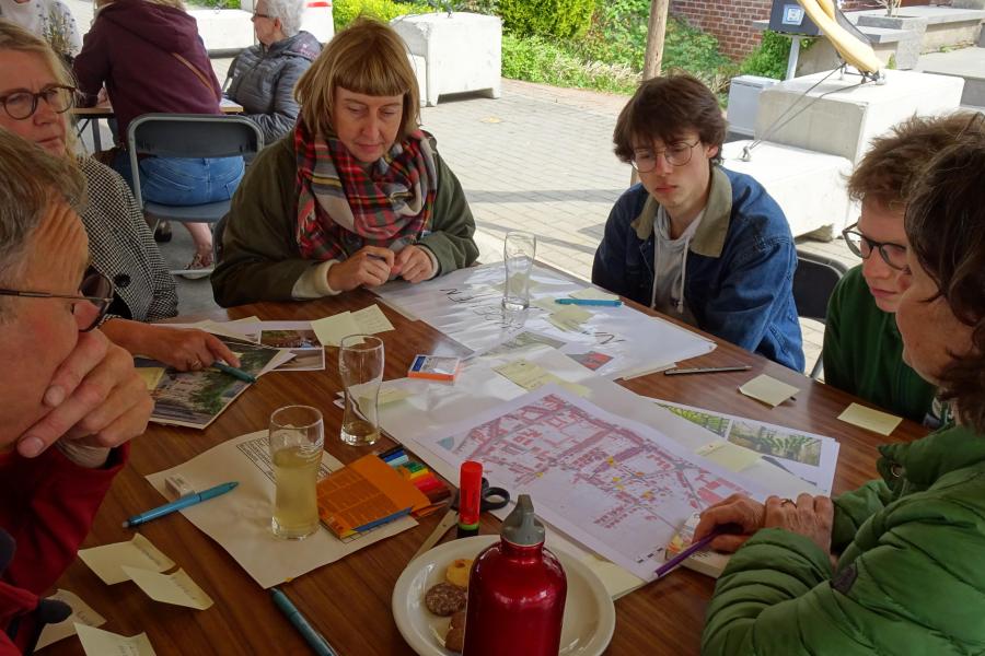 mensen gaan samen in gesprek