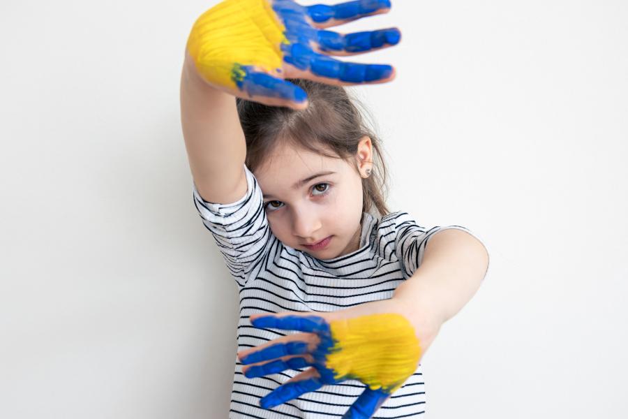 kind met verf op handen
