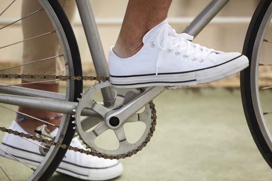 voeten op de pedalen van een fiets