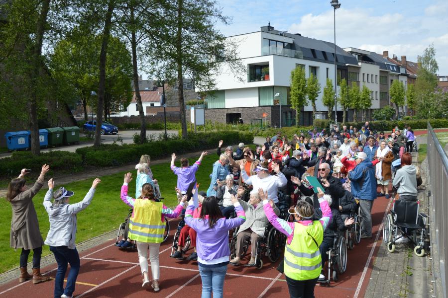 bewoners en begeleiders samen onderweg