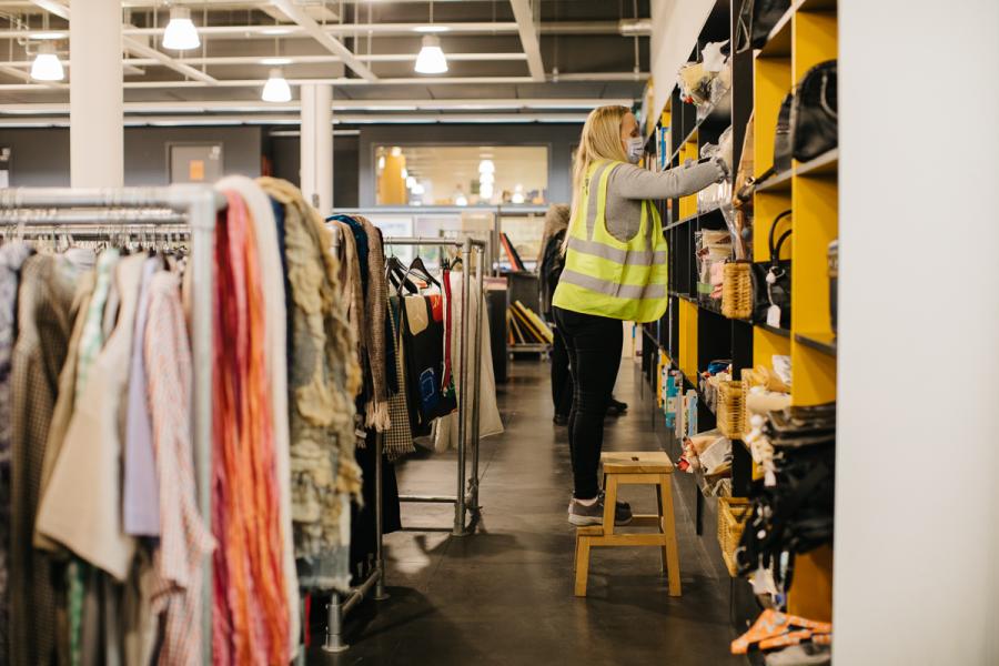 jonge dame aan het werk in de kringloopwinkel