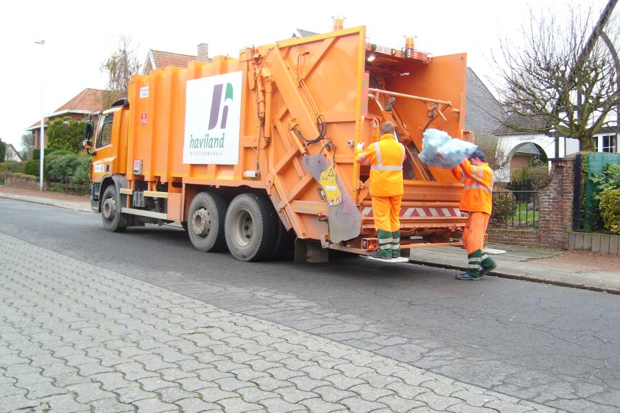 huisvuilophalers aan het werk