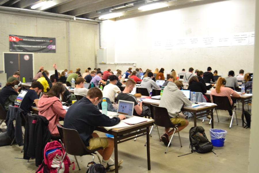 studenten studeren in de blokspot