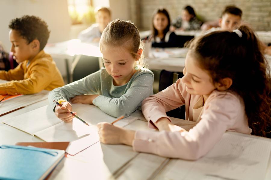 Kinderen zitten samen in de klas Image by Drazen Zigic on Freepik.jpg