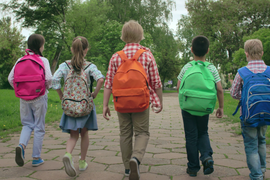 Kinderen stappen samen naar school
