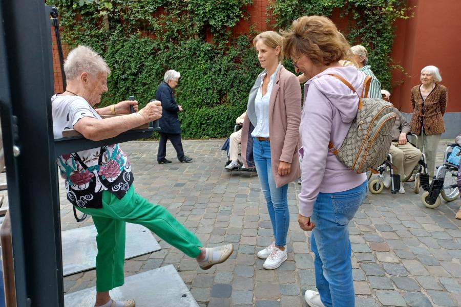 Senioren testen de nieuwe beweegbank uit.