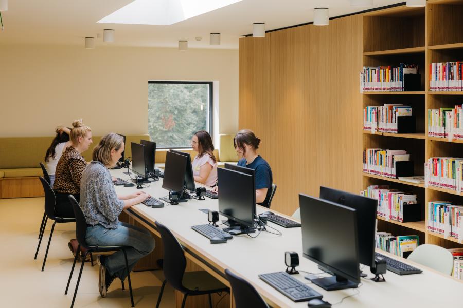 De computerzaal in de nieuwe bibliotheek van Halle (c) Stad Halle/Kevin Faingnaert