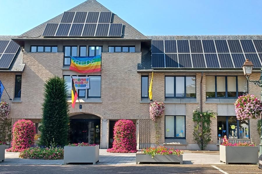 Vredesvlag hangt op aan het Stadhuis