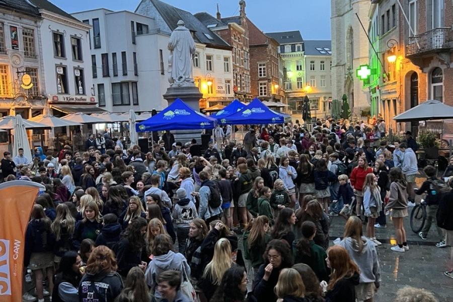 Jeugdbewegingen lomen samen op de Grote Markt