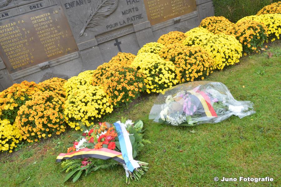 bloemen aan de gedenkplaatsen