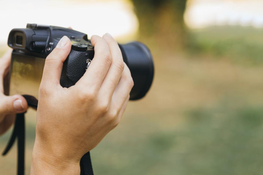 Camera in de hand (c)Freepik