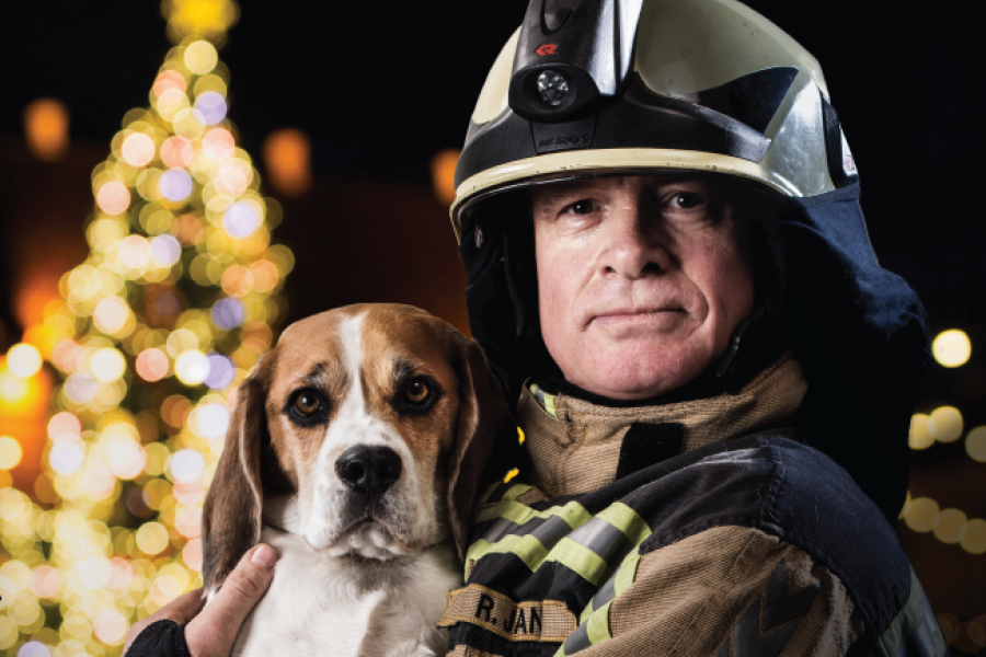 hond en brandweerman