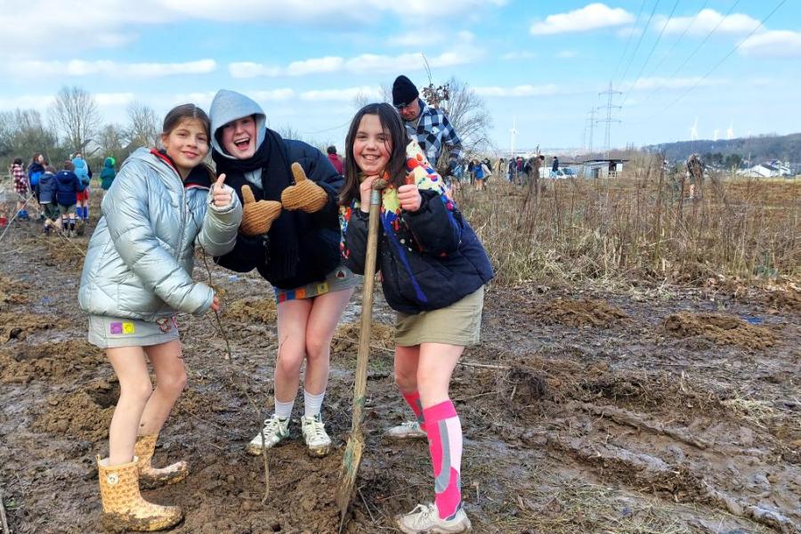 Plantactie jeugdbewegingen (c) Natuur en Bos