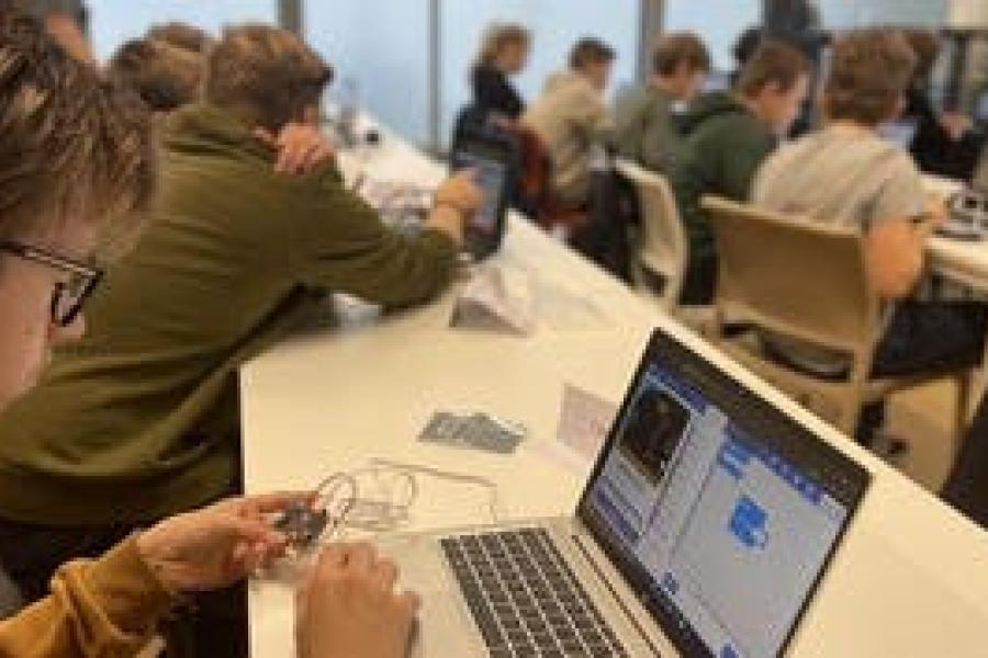 Programmeren in JavaScript, HTML en CSS met CodeFever in jouw buurt - E-Riders Level 3 © VZW CodeFever