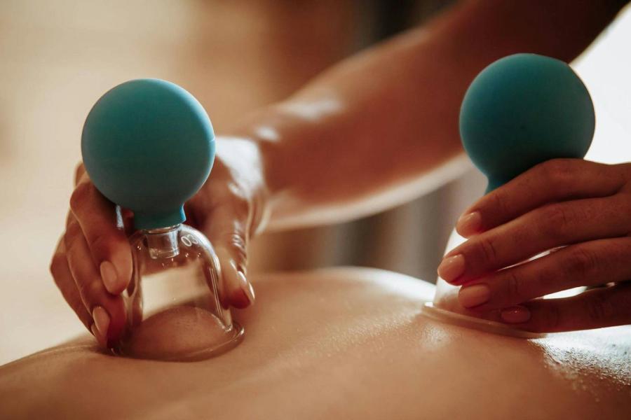 Cupping massage - Lise Sonck © onbekend