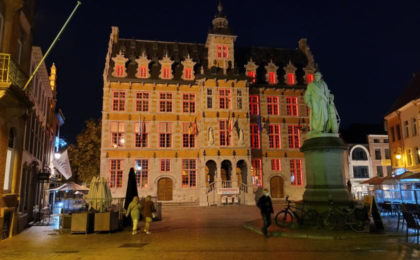stadhuis kleurt oranje