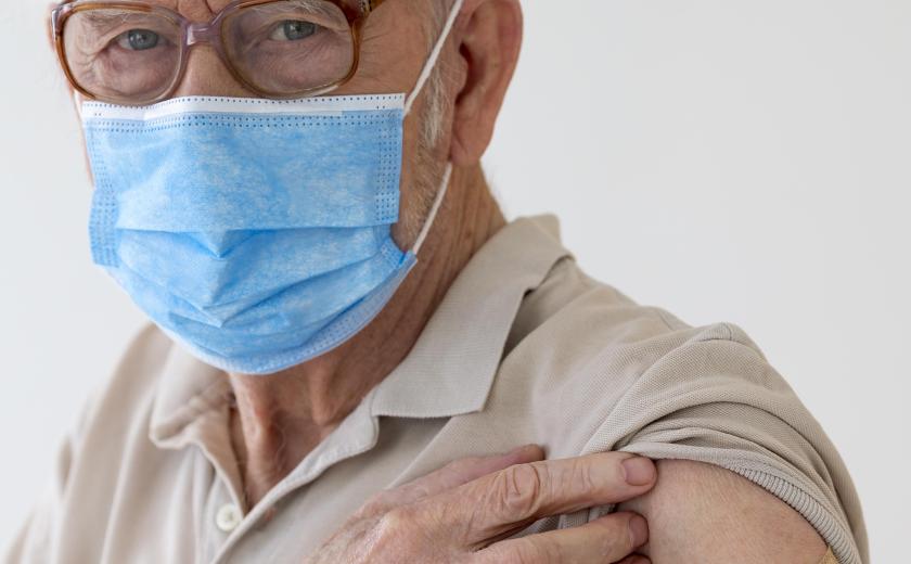 oudere man krijgt coronavaccin