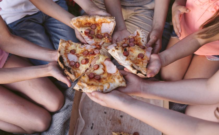 kinderen eten zelfgemaakte pizza