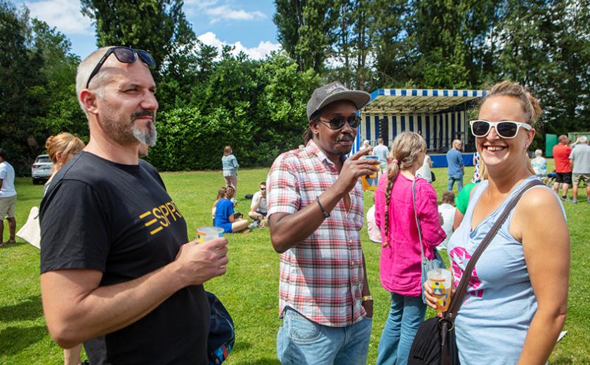 Mensen drinken samen iets op de inwonersdrink (c) Layla Aerts