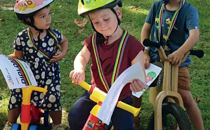 kinderen op loopfiets