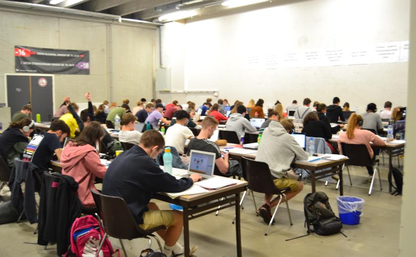 studenten studeren in de blokspot