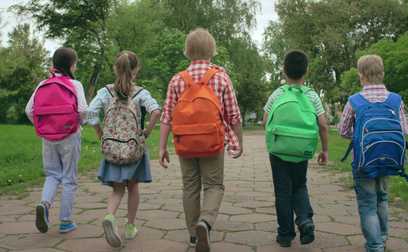 Kinderen stappen samen naar school