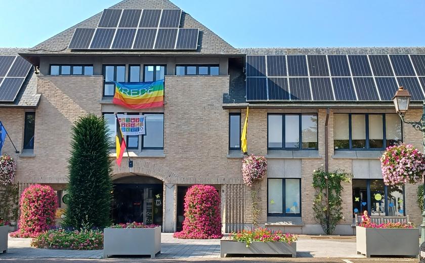 Vredesvlag hangt op aan het Stadhuis