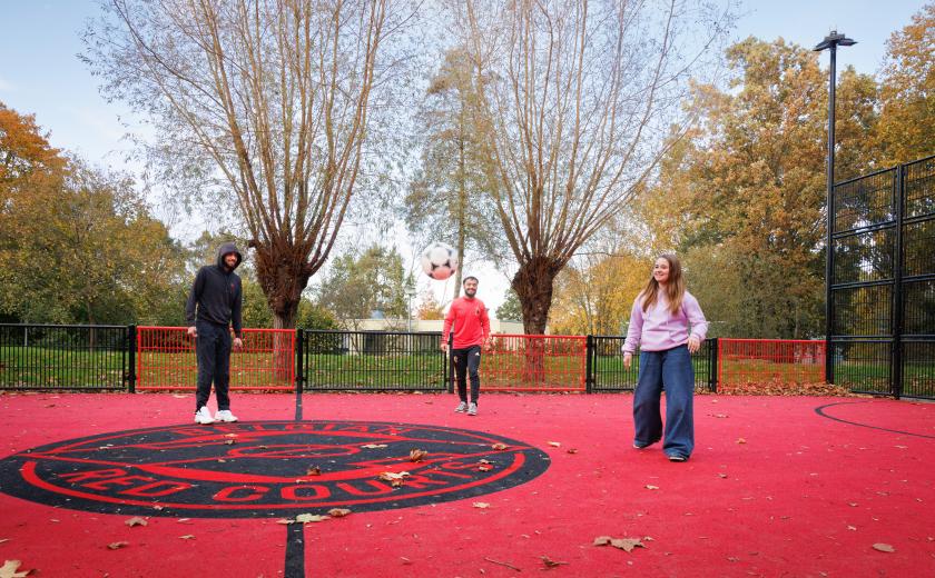 Jongeren op een voetbalveldje