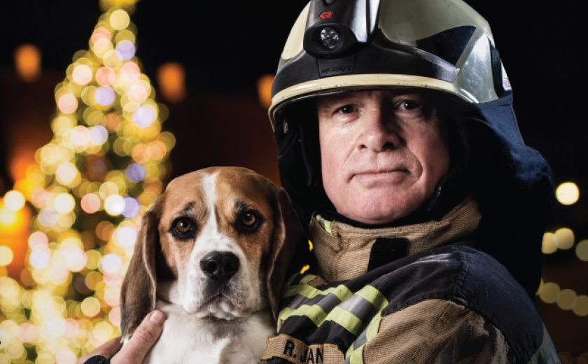 Hond en brandweerman