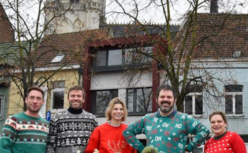 mensen met een kerststrui