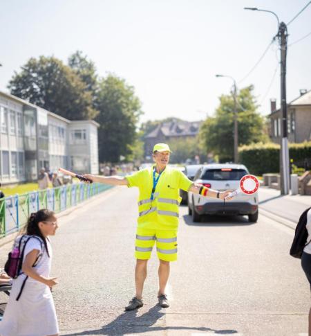 Gemachtigd opzichter Roland Cant staat aan de schoolpoorten in Halle. (c) Layla Aerts